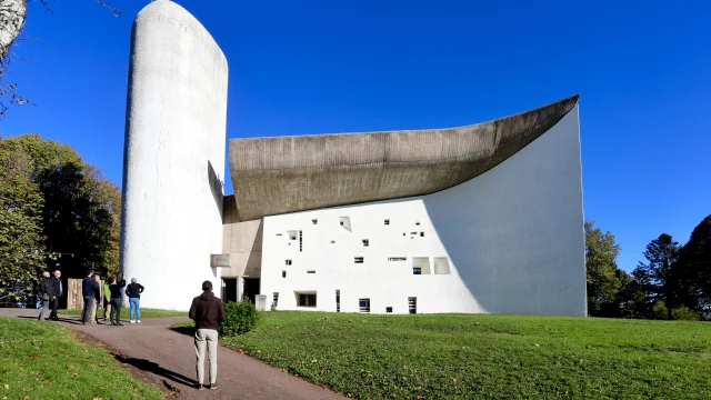 Des touristes visitent la Chapelle Notre-Dame du Haut avant travaux - Vosges du Sud