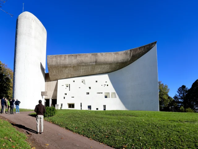 Des touristes visitent la Chapelle Notre-Dame du Haut avant travaux - Vosges du Sud