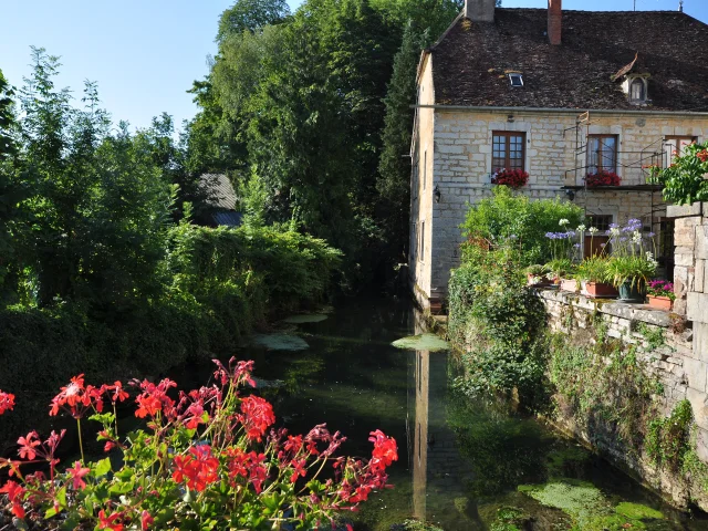 Vue sur la rivière Ognon et la commune de Bucey-lès-Gy - Vallée de l'Ognon