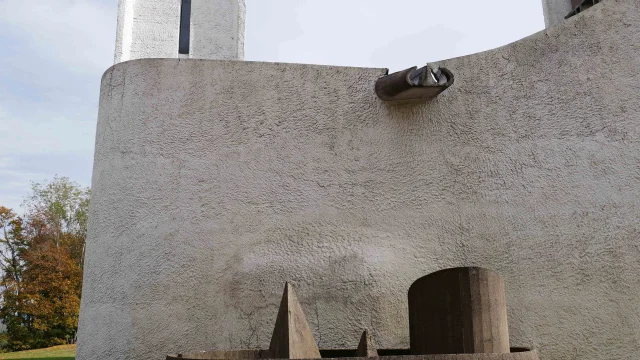 Vue sur la Chapelle Notre-Dame du Haut réalisée par Le Corbusier - Vosges du Sud