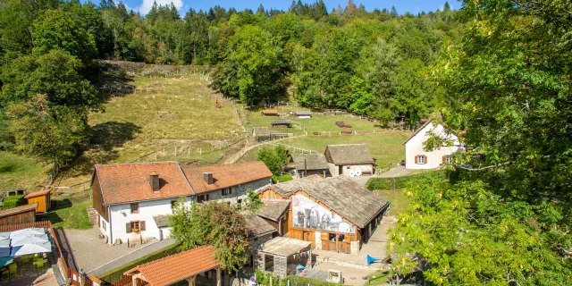 Vue aérienne du musée départemental de la Montagne à Château-Lambert - Région des 1000 Étangs - Vosges du Sud