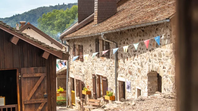 Vue sur le bâtiment d'entrée du Musée de la Montagne à Château-Lambert - Vosges du Sud