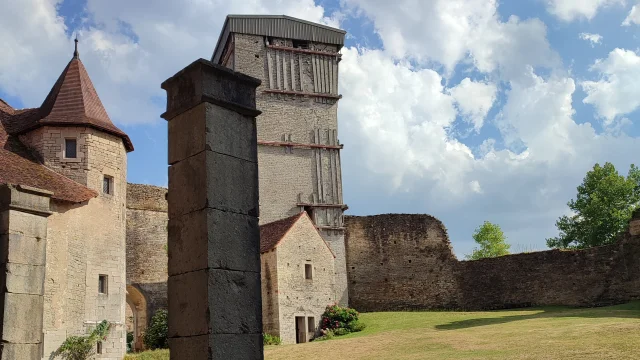 Vue depuis la cour principale du château médiéval d'Oricourt. On y voit aperçoit en arrière-plan la tour principale - Vallée de l'Ognon