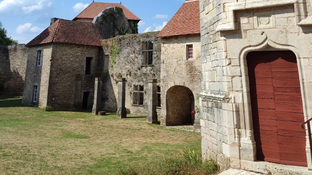 Vue depuis la porte principale du château médiéval d'Oricourt - Vallée de l'Ognon