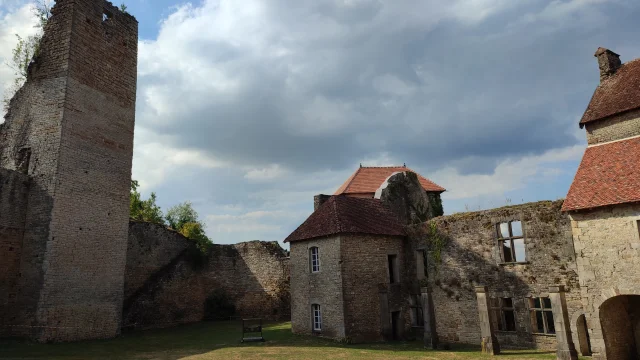 Vue depuis la cour principale, on y voit une tour et les murs d'enceintes du château médiéval d'Oricourt - Vallée de l'Ognon