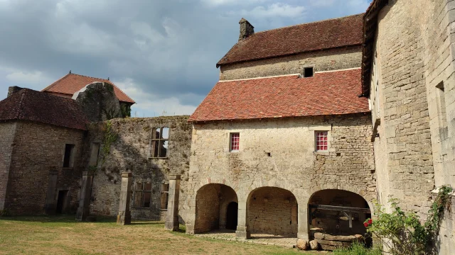 Vue de la cour principale et ses bâtiments d'habitation du château médiéval d'Oricourt - Vallée de l'Ognon