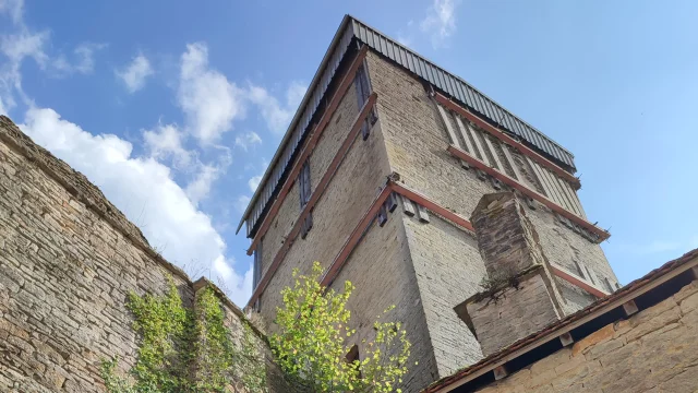 Vue du bas sur une tour et les murs d'enceinte du château médiéval d'Oricourt - Vallée de l'Ognon