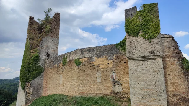 Vue sur les tours et les murs d'enceinte du château médival d'Oricourt - Vallée de l'Ognon