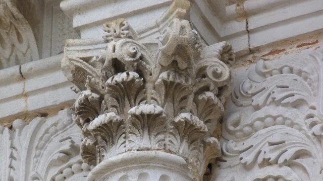 Détail d'une colonne à chapiteau sur une façade du château de Champlitte