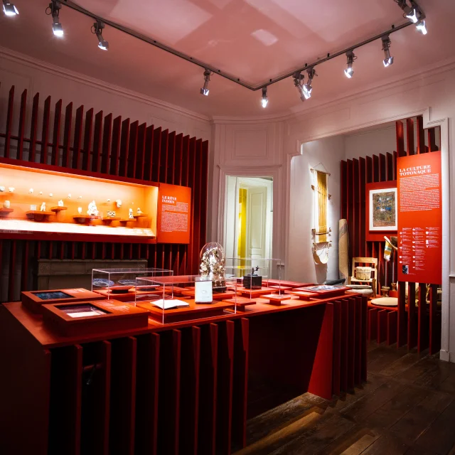 Salle rouge dans le Musée départemental des Arts et des Traditions Populaire du château de Champlitte - Vesoul-Val de Saône