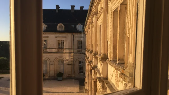 Vue sur la cour depuis le premier étage de l'aile sud du château de Champlitte - Vesoul-Val de Saône