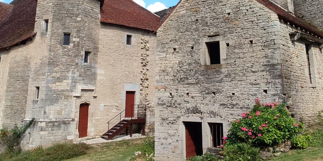 Vue de la viorbe, typique de Franche-Comté, et la Chapelle du château médiéval d'Oricourt - Vallée de l'Ognon