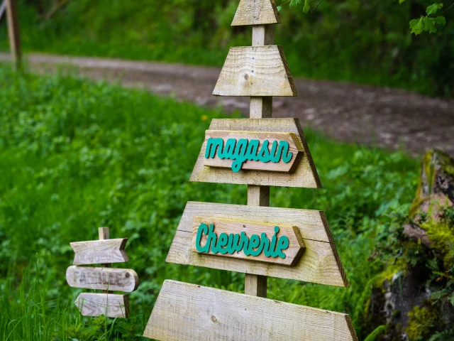 Signalétique ludique en forme de sapin de la Chèvrerie des bois pâturés - Servance