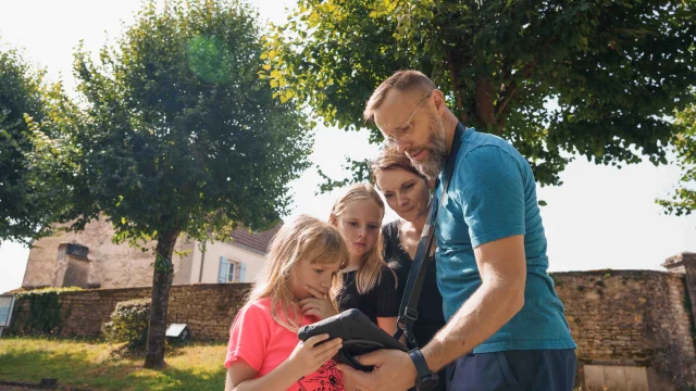 Une famille découvre le patrimoine de Ray-sur-Saône grâce à un Explor'Game - Cité de caractère - Vesoul - Val de Saône