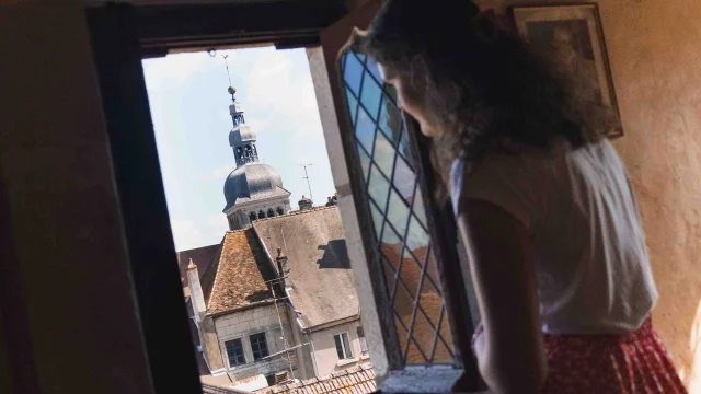 Femme regardant par une fenêtre du Tour Saint-Pierre Fourier, la Basilique Notre-Dame de Gray - Cité de caractère - Vesoul-Val de Saône