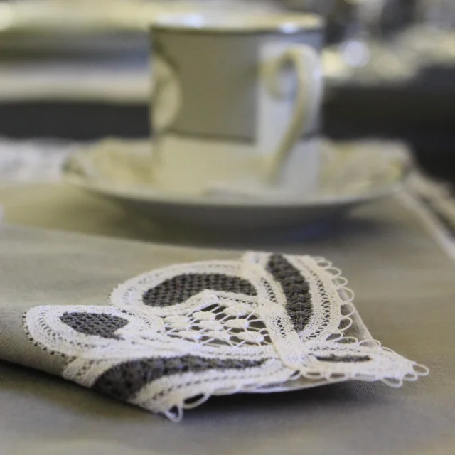 Serviette de table brodée avec de la dentelle de Luxeuil-les-Bains - Vosges du Sud