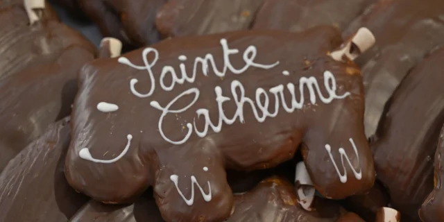 Le traditionnel cochon de la Sainte-Catherine à Vesoul-, en pain d'épices et recouvert d'une fine couche de chocolat - Vesoul-Val-de Saône