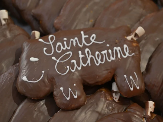 Le traditionnel cochon de la Sainte-Catherine à Vesoul-, en pain d'épices et recouvert d'une fine couche de chocolat - Vesoul-Val-de Saône