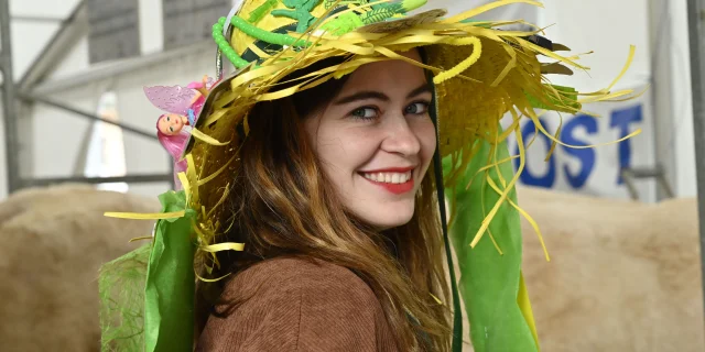 A l'occasion du concours de chapeaux de la Sainte-Catherine à Vesoul, une catherinette arbore son chapeau vert et jaune - Vesoul-Val-de Saône