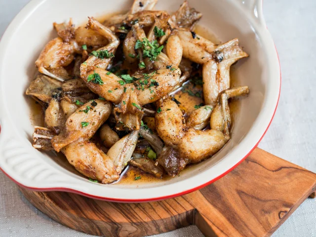 Plat de cuisses de grenouilles en persillade, plat figurant parmi les spécialités culinaires de Haute-Saône