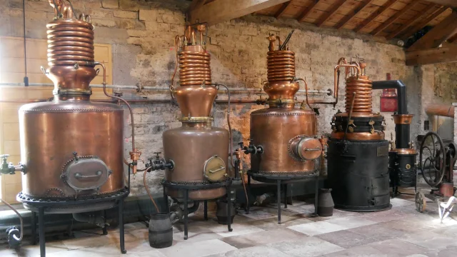 Alambic qui permet de distiller du Kirsch de Fougerolles - Vosges du Sud