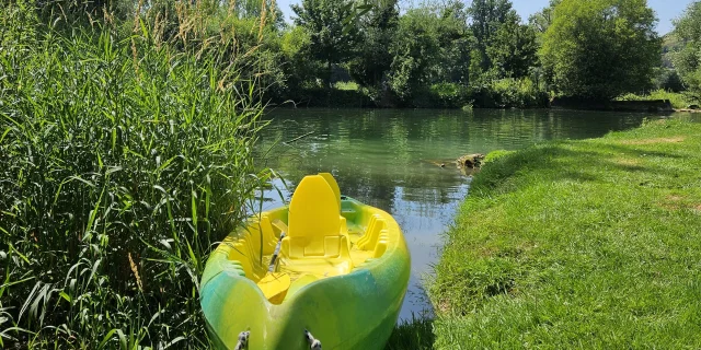 Pause au bord de la rivière avec vue sur le canoë - Vallée de l'Ognon