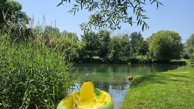 Pause au bord de la rivière avec vue sur le canoë - Vallée de l'Ognon