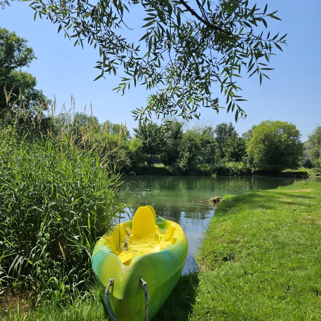 Pause au bord de la rivière avec vue sur le canoë - Vallée de l'Ognon