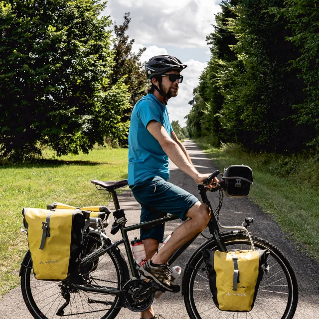 Un cycliste équipe pour l'itinérance à vélo fait une pause sur La Voie Bleue - Vesoul-Val de Saône, Haute-Saône