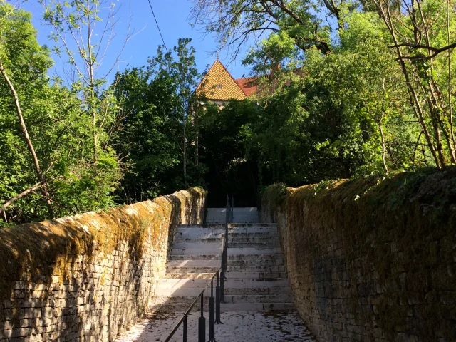 Escaliers menant au château de Gy - Cité de caractère - Vallée de l'Ognon