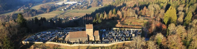 Vue aérienne de l'église Saint-Martin surplombant la Cité de Caractère de Faucogney-et-la-Mer - Plateau des 1000 Etangs, Vosges du Sud