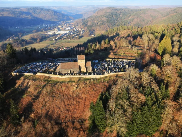 Vue aérienne de l'église Saint-Martin surplombant la Cité de Caractère de Faucogney-et-la-Mer - Plateau des 1000 Etangs, Vosges du Sud