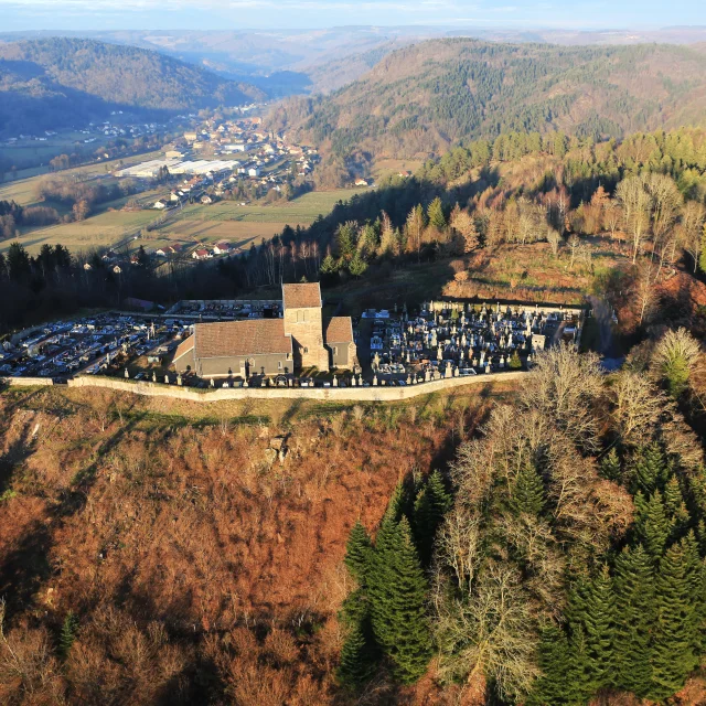 Vue aérienne de l'église Saint-Martin surplombant la Cité de Caractère de Faucogney-et-la-Mer - Plateau des 1000 Etangs, Vosges du Sud