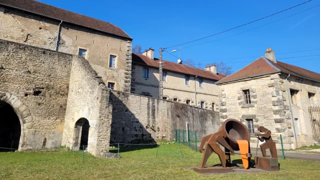 Haut-Fourneau des Forges de Baignes, au premier-plan on retrouve une œuvre en métal reprenant le travail de fonderie - Vesoul - Val de Saône