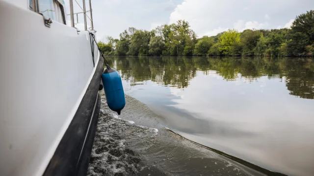 Vue de la coque d'un bateau navigant sur la Saône - Vesoul-Val de Saône