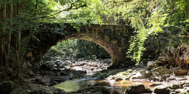 Le pont du Champey, en pierre, qui enjambe la Doue de l'Eau au niveau de Servance-Miellin - Plateau des 1000 Etangs, Vosges du Sud