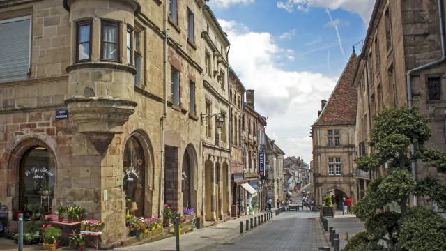 Les rues de la ville de Luxeuil-les-Bains avec ses maisons de caractères et leurs échauguettes et balcons en pierre - Vosges du Sud