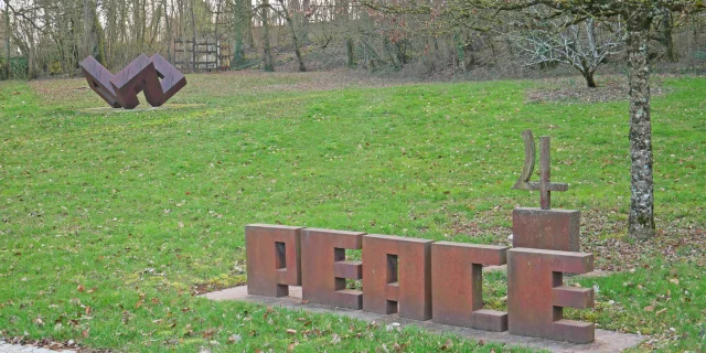 Vue sur une sculpture colorée sur le parcours d'art contemporain Ile Art à Malans - Vallée de l'Ognon, Haute-Saône