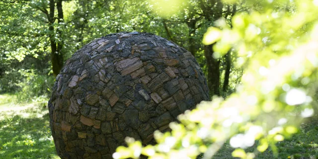 Vue sur une sculpture ronde sur le parcours d'art contemporain Ile Art à Malans - Vallée de l'Ognon, Haute-Saône