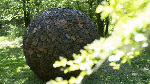 Vue sur une sculpture ronde sur le parcours d'art contemporain Ile Art à Malans - Vallée de l'Ognon, Haute-Saône