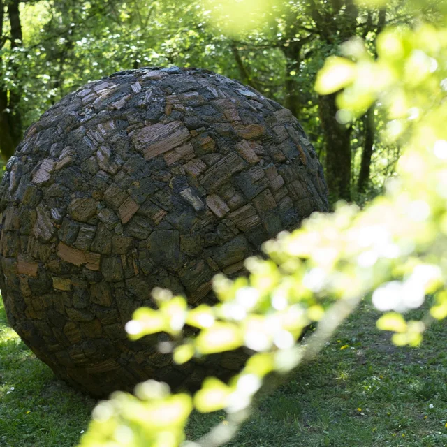 Vue sur une sculpture ronde sur le parcours d'art contemporain Ile Art à Malans - Vallée de l'Ognon, Haute-Saône