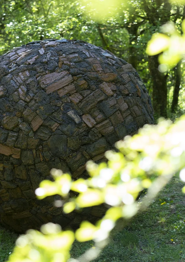 Vue sur une sculpture ronde sur le parcours d'art contemporain Ile Art à Malans - Vallée de l'Ognon, Haute-Saône