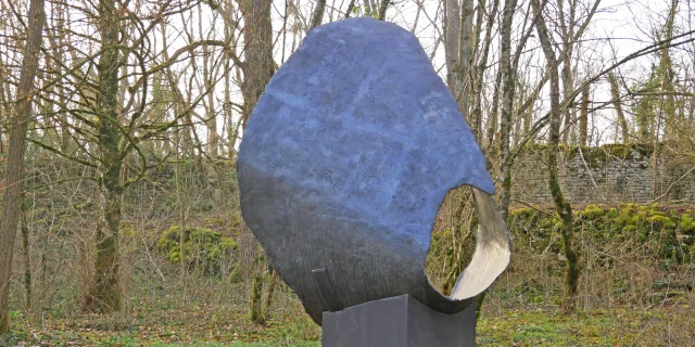 Vue sur une sculpture colorée sur le parcours d'art contemporain Ile Art à Malans - Vallée de l'Ognon, Haute-Saône