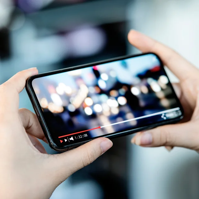 Une personne regarder une vidéo YouTube sur son smartphone