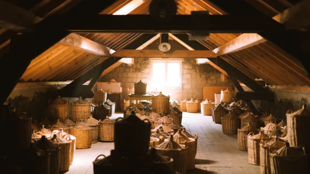 Vue sur un des 3 greniers de vieillissement (kirsch) de la distillerie Paul Devoille - Fougerolles - Vosges du Sud