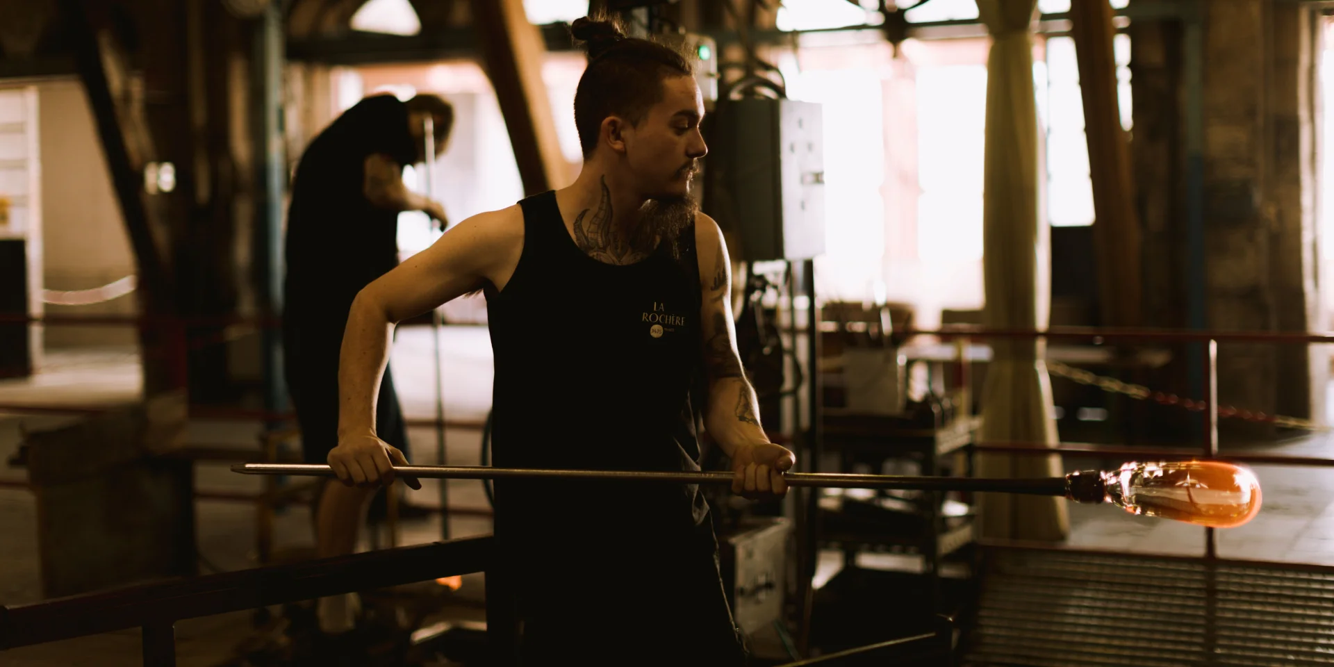 Der Glasmachermeister formt geschmolzenes Glas - La Rochère - Südvogesen