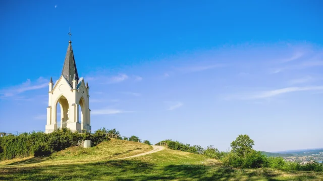 Vue sur la Chapelle Notre-Dame-de-la-Motte de Vesoul, emblème de la ville de Vesoul - Vesoul - Val de Saône