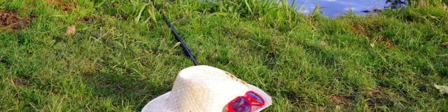 Une canne à pêche , un chapeau et des lunettes au bord du lac de la Faïencerie de Rioz - Vallée de l'Ognon