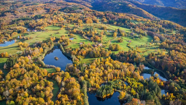 Vue aérienne du Plateau des 1000 étangs avec des couleurs d'automne - Vosges du Sud