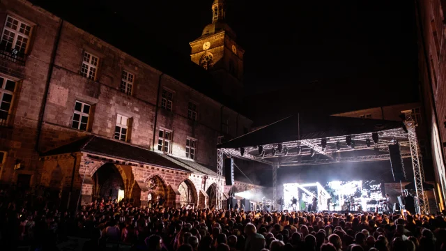 Le public écoute un concert de Zaz du festival les Pluralies à Luxeuil-les-Bains - Vosges du Sud